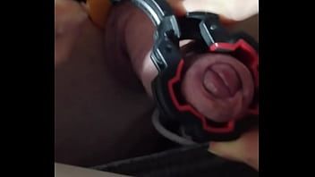 Riproduci Masturbazione del pene non tagliata con sperma (occhio del serpente)