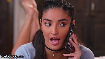 play Webyoung fierbinte vineri seara dând cu degetele la casa lui Emily Willis