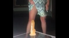 play MILF amatoare se dezbrăcă și se plimbă cu un vibrator cu ventuză