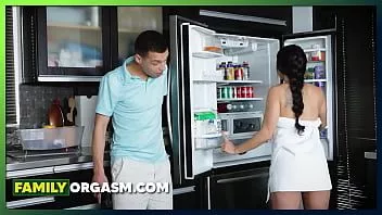 play Milf esotica che fa un secondo round con il figliastro in cucina, kourtney kai, myles long