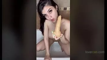 Oynat Azgın hatun sadece senin için banyoda solo performans sergiliyor
