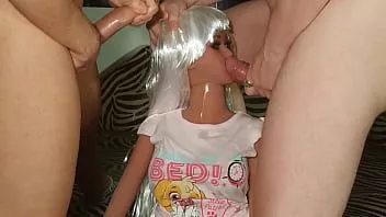 Redare Tatăl vitreg și prietenul lui se înfruntă cu această fată minionă stupidă (dollsex) hd