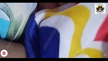 play W łóżku pokazywanie błysków sutków i pocieranie sutków