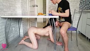 Afspelen Stiefzus klom stilletjes onder de tafel en zoog de pik van zijn broer terwijl hij aan het eten was