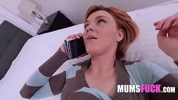 Odtwórz Rudowłosa mama dowiedziała się, że jej pasierb masturbuje się do porno z mamuśkami i zaoferowała swoje usługi - mamuśki