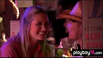 play Dansul transpirat se termină cu un striptease pe ringul de dans de către blondele busty