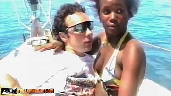 Redare O adolescentă africană salvată în largul coastei plătește cu plăcere, păsărica ei fiind bătută în aer liber pe plaja publică