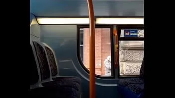 تشغيل في الحافلة وامض الديك الأسود العام والكرات