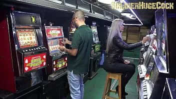 Jouer Ashley Gray est à court de crédit dans ce casino bizarre, alors profitez-en et faites l'amour pour plus de crédit.