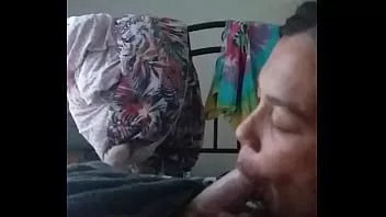 Reproducir ¡Mi novia zorra haciendo lo único en lo que es buena!.