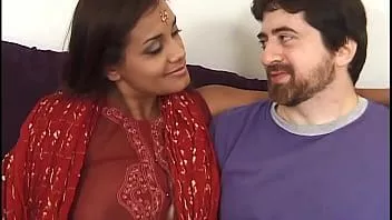 play Vreemdgaande vrouw shriya tante neukt haar stiefbroer en zijn vriend - clear hindi audio