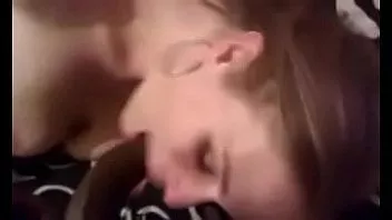 play Trójkąt białej kobiety z dwoma czarnymi mężczyznami.