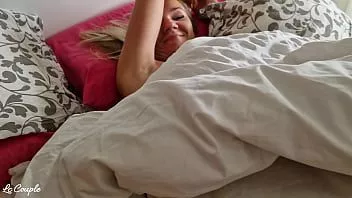 Reproducir El marido tenía que ir a trabajar y le pidió a un amigo que despertara a su esposa que aún dormía (gemidos fuertes y corrida)