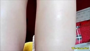 Jouer La cam girl falldevil continue de baiser avec un jouet après l'accouchement