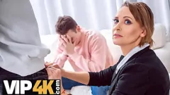 Redare Mama vitregă plătește datoria cu un tutore fierbinte în ciorapi și păsărică păroasă