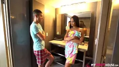 চালান Busty Gia Vendetti একটি হার্ড ডিক প্রতিরোধ করতে পারে না: Step Mom Porn