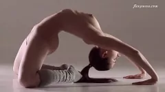 play Siro Zagibalo: Russische turnster met uitgerekt poesje in Flexi Yoga