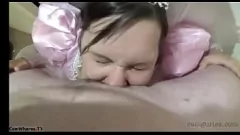 Oynat aşırı deepthroat prenses cum dolu oral seks üzerinde boğulur