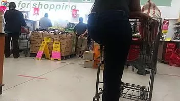 Afspelen Afrikaanse babe pronkt met haar kont in jeans