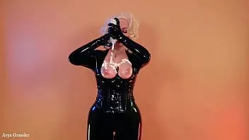 Putar Arya grander dalam kompilasi catsuits karet lateks mengkilap menakjubkan video fetish porno gratis 4k