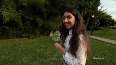 play Los adolescentes de Wild College se vuelven juguetones en público: un encuentro de bosque de bambú