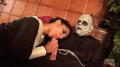 चलाएँ गोरा MILF का गुदा समूह सेक्स एडवेंचर टैटू ब्रुनेट्स के साथ
