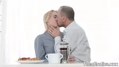 Oynat Lasciva'nın anal macerası ile sarışın genç bir sert dick ile