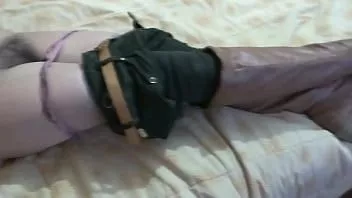 play ابنة أخت زوجي تستريح في غرفة نومها ، أتجسس عليها وأستمتع ، أتلمسها ، تستيقظ متحمسة وتستمني ، تريد مني أن أمارس الجنس معها